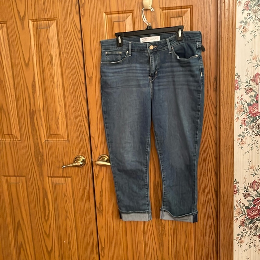 Levi mid rise capris